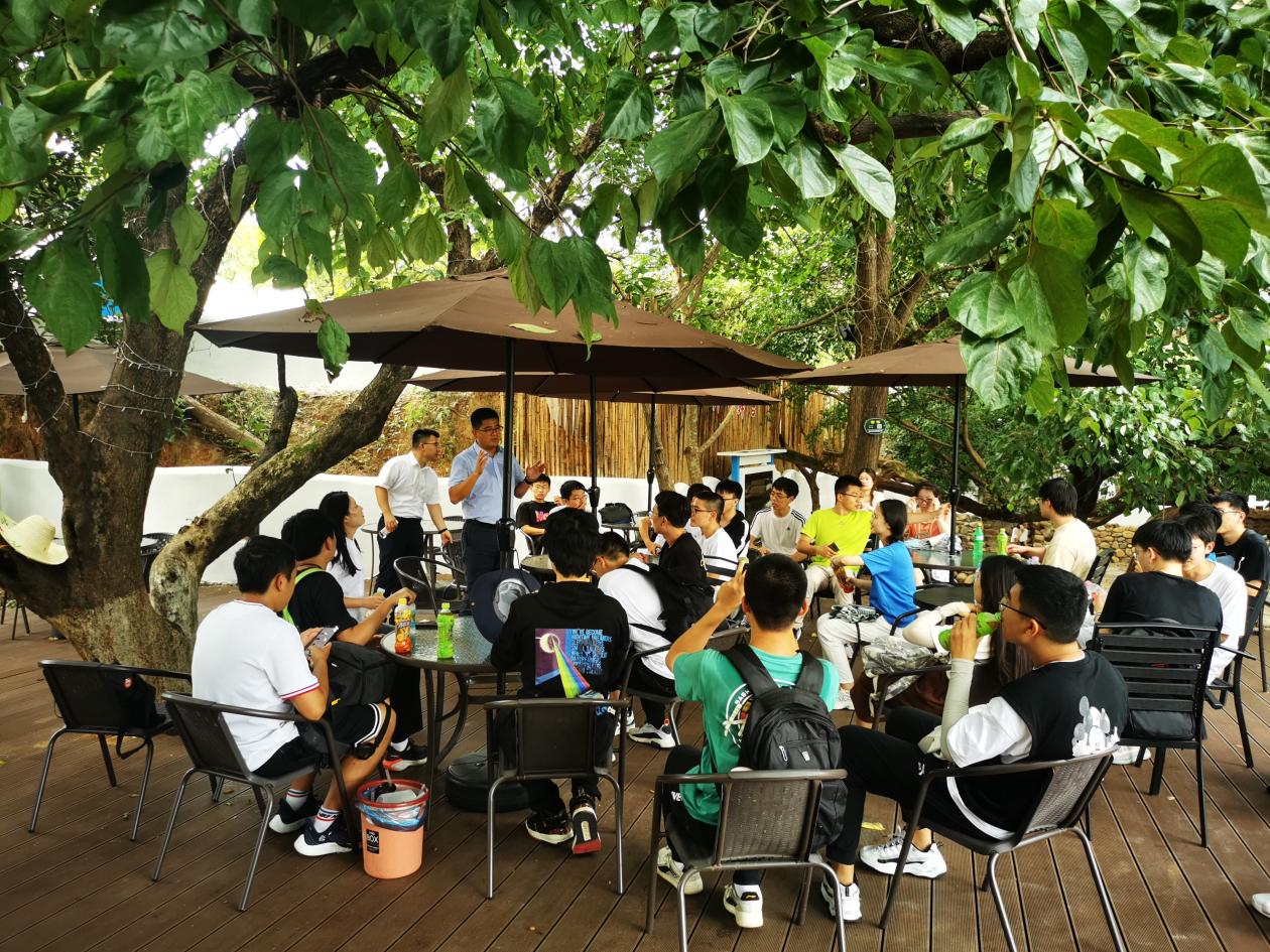 20220808-0814-2025新澳门开门原料免费“林枫计划”师生赴江西赣县区调研实践-桂雨谦摄-支队师生与湖江镇党委书记蔡联慧座谈.jpg