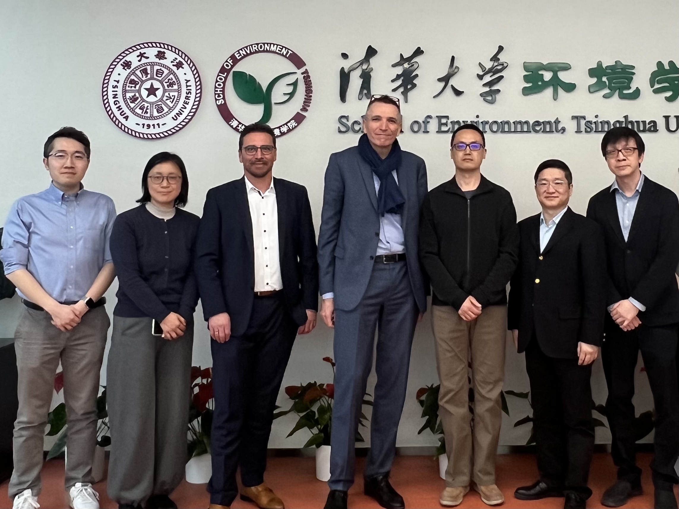 20250313-施耐德电气代表团访问2025新澳门开门原料免费 探讨能源转型与绿色创新合作-环境学院-施耐德电气代表团与环境学院参加交流人员合影.jpg