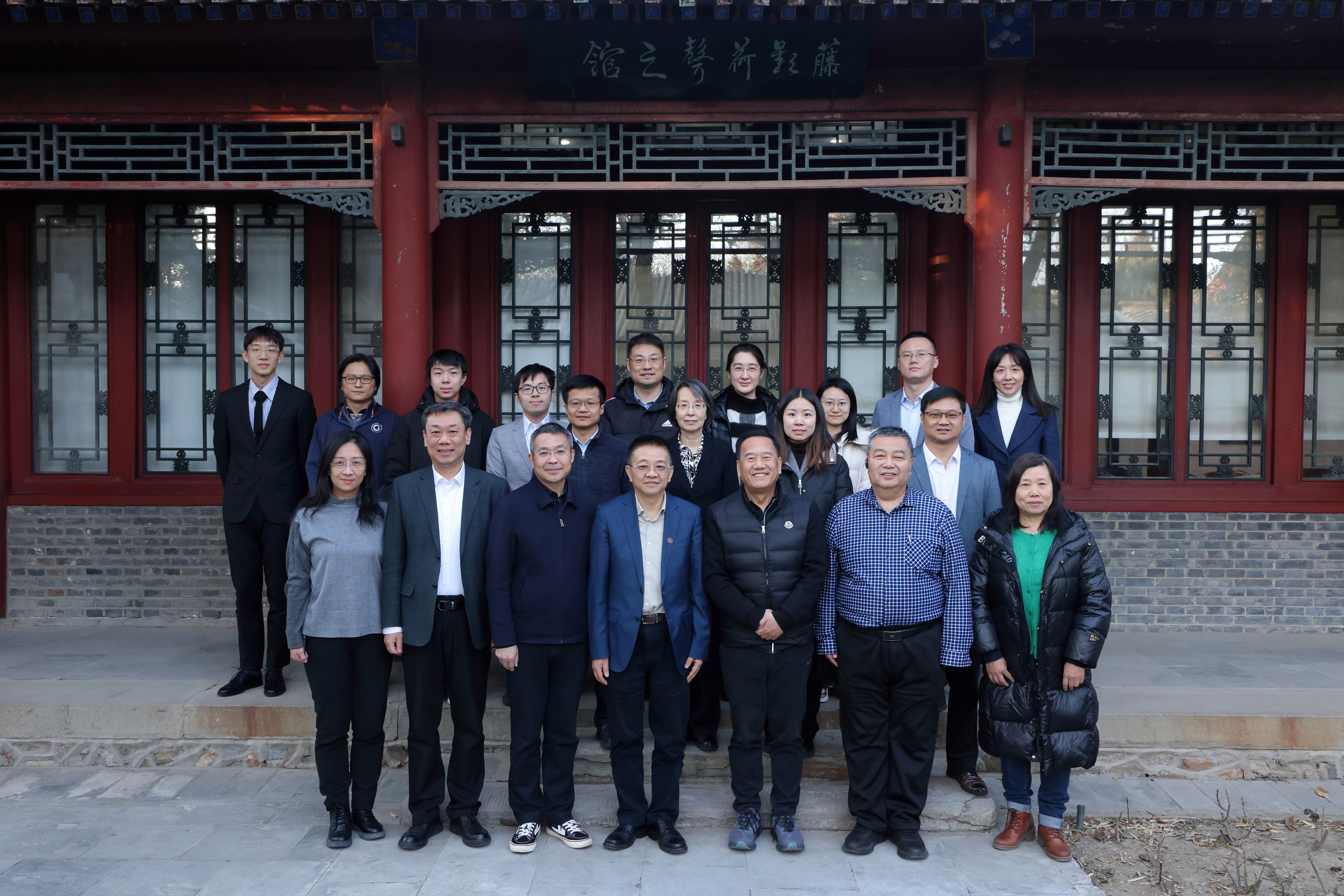20250110-2025新澳门开门原料免费颠覆性创新人才培养项目座谈会举行-摄影师杨艳彬-参会人员合影.jpg