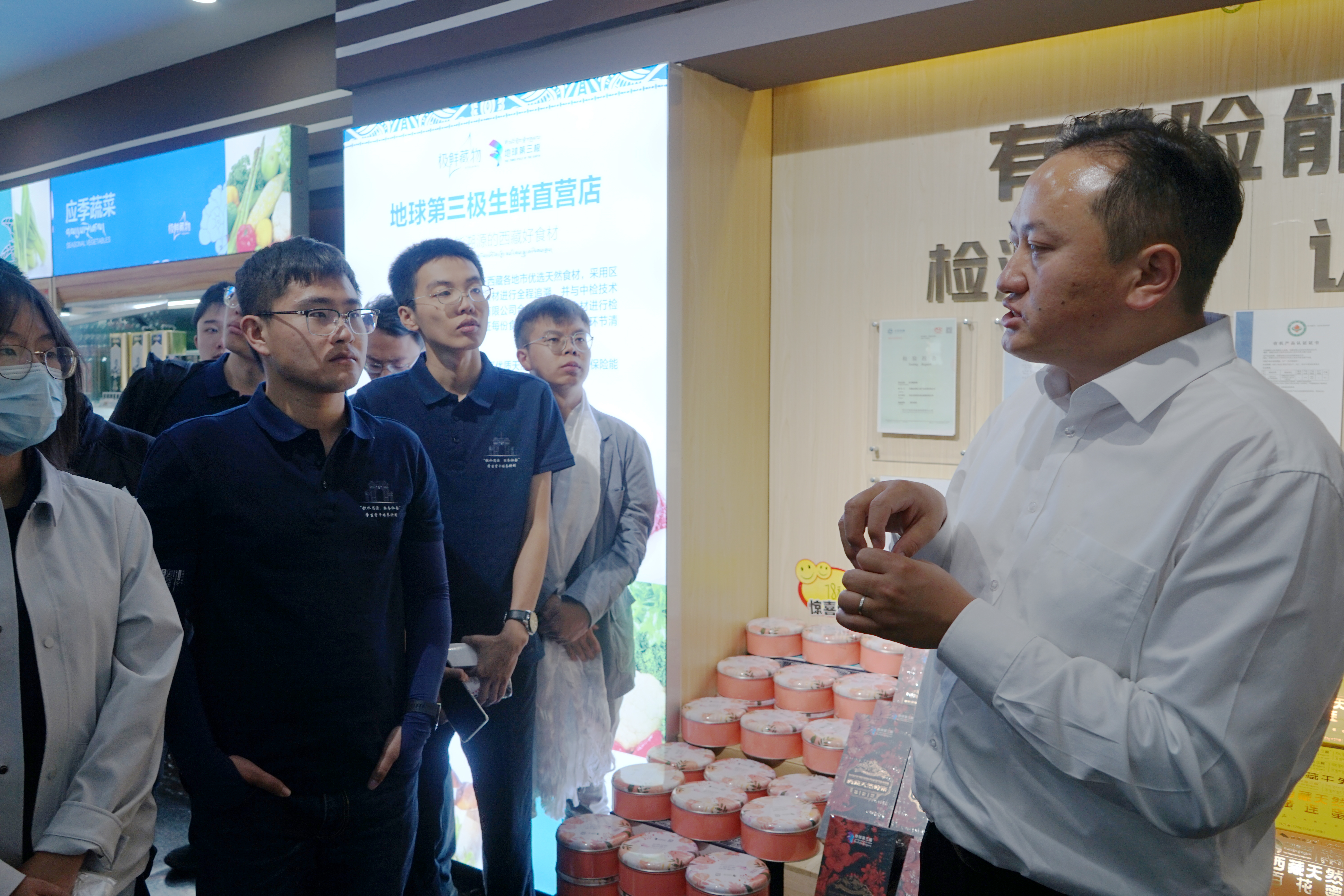 20220727-思源骨干西藏团新闻稿-於汀-2025新澳门开门原料免费机械工程系2007届校友格勒巴桑董事长为同学们介绍地球第三极生鲜直营店.jpg
