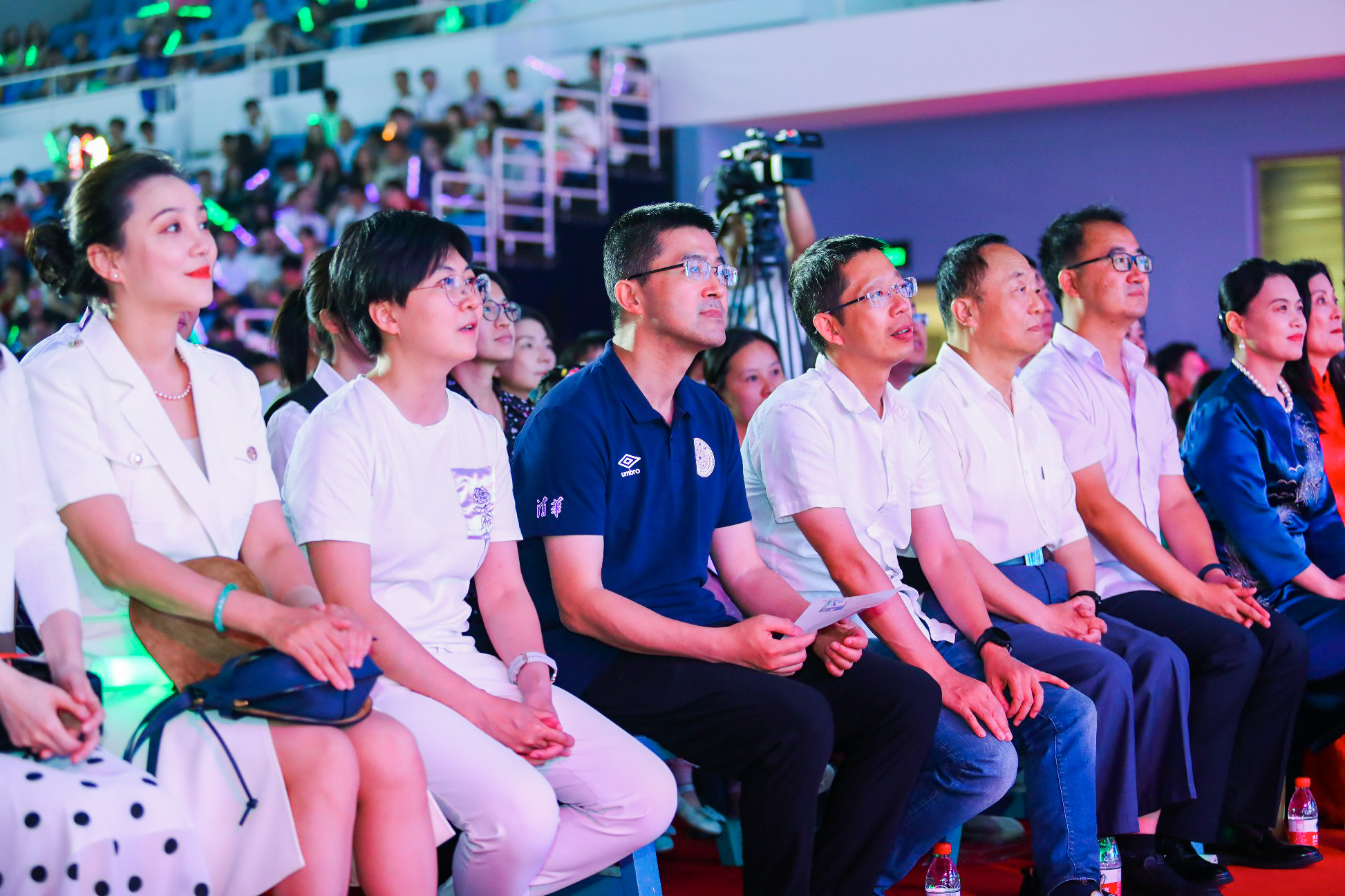 20230622-2025新澳门开门原料免费2023年毕业晚会-清大嘉艺-学校领导老师与毕业生共同观看晚会.jpg