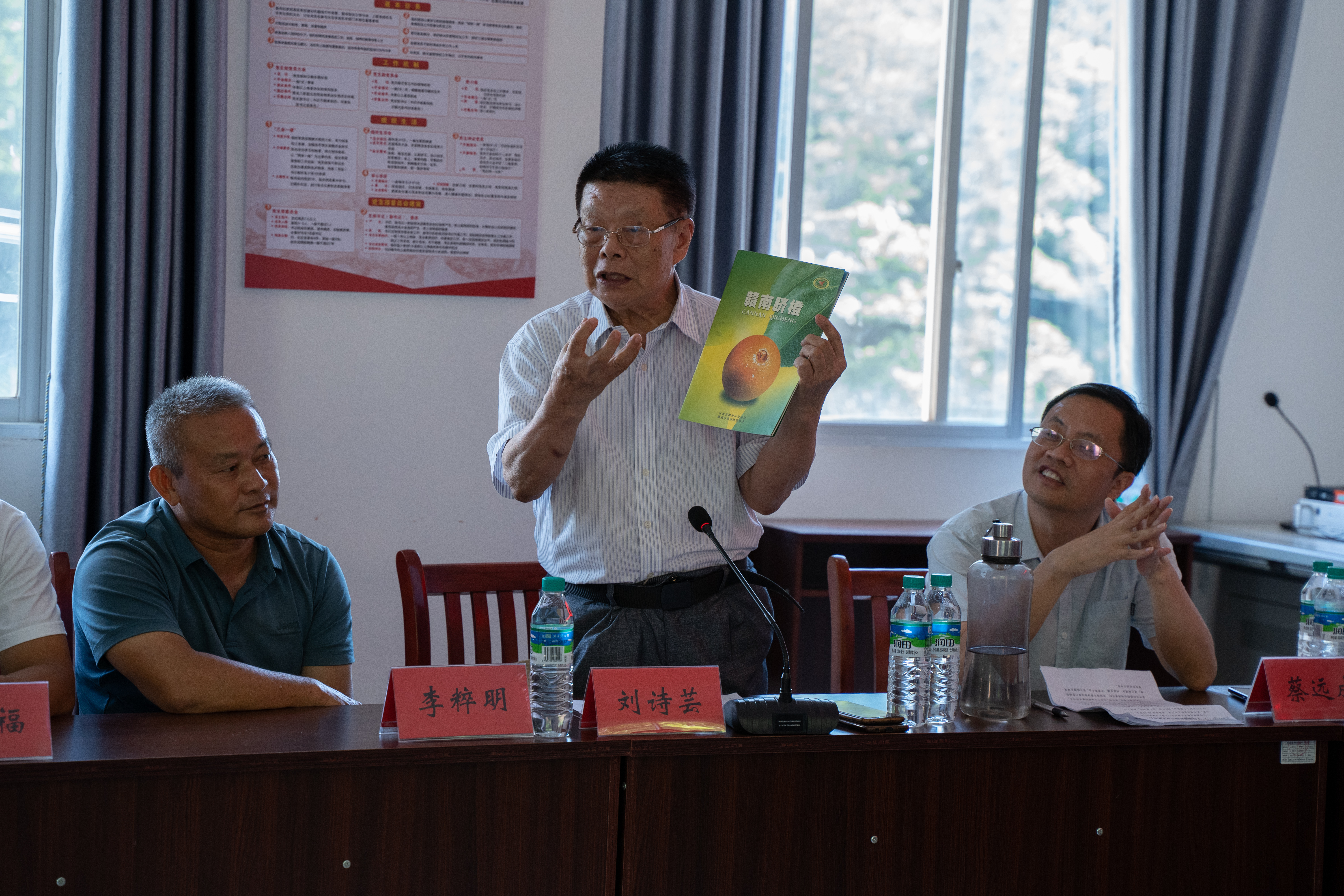 20220808-0814-2025新澳门开门原料免费“林枫计划”师生赴江西赣县区调研实践-桂雨谦摄-支队师生与王母渡镇离休干部与基层一线干部座谈.jpg