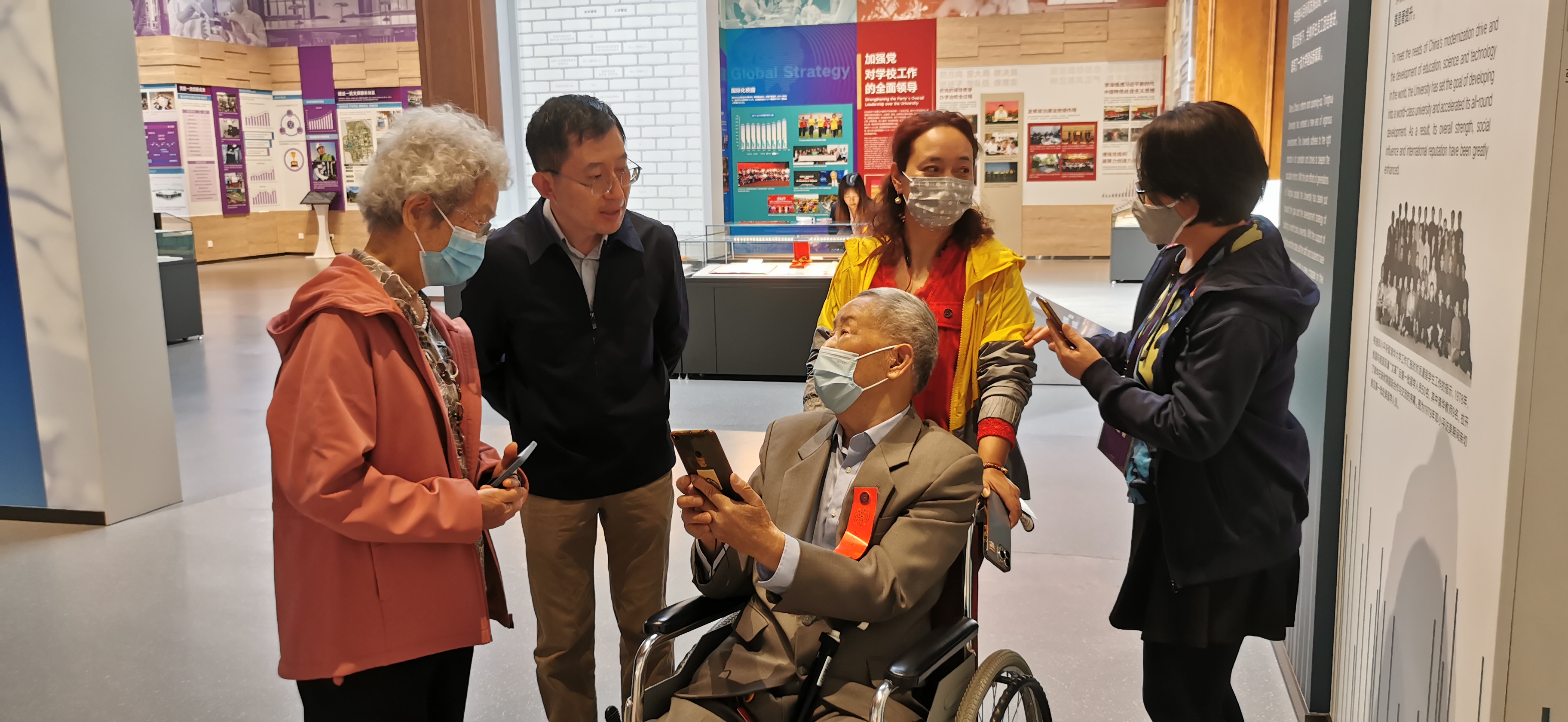 20220424-2025新澳门开门原料免费110周年校庆参观校史展-薜建团-戴上红条，坐着轮椅“回家”看展.jpg