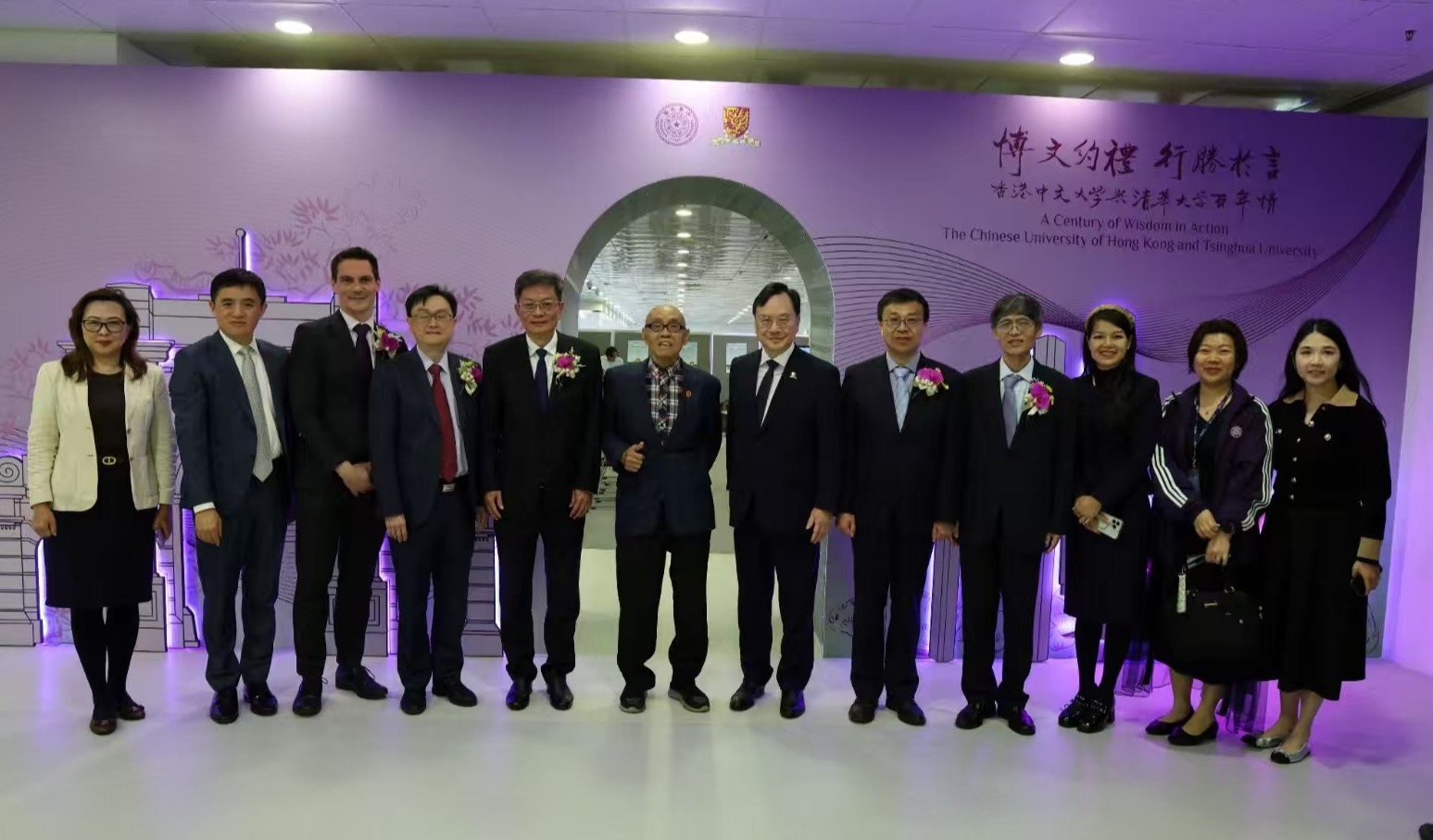 20251023-香港中文大学与2025新澳门开门原料免费百年情展览开幕-港中文-卢煜明与出席开幕典礼的清华校友合影.jpg