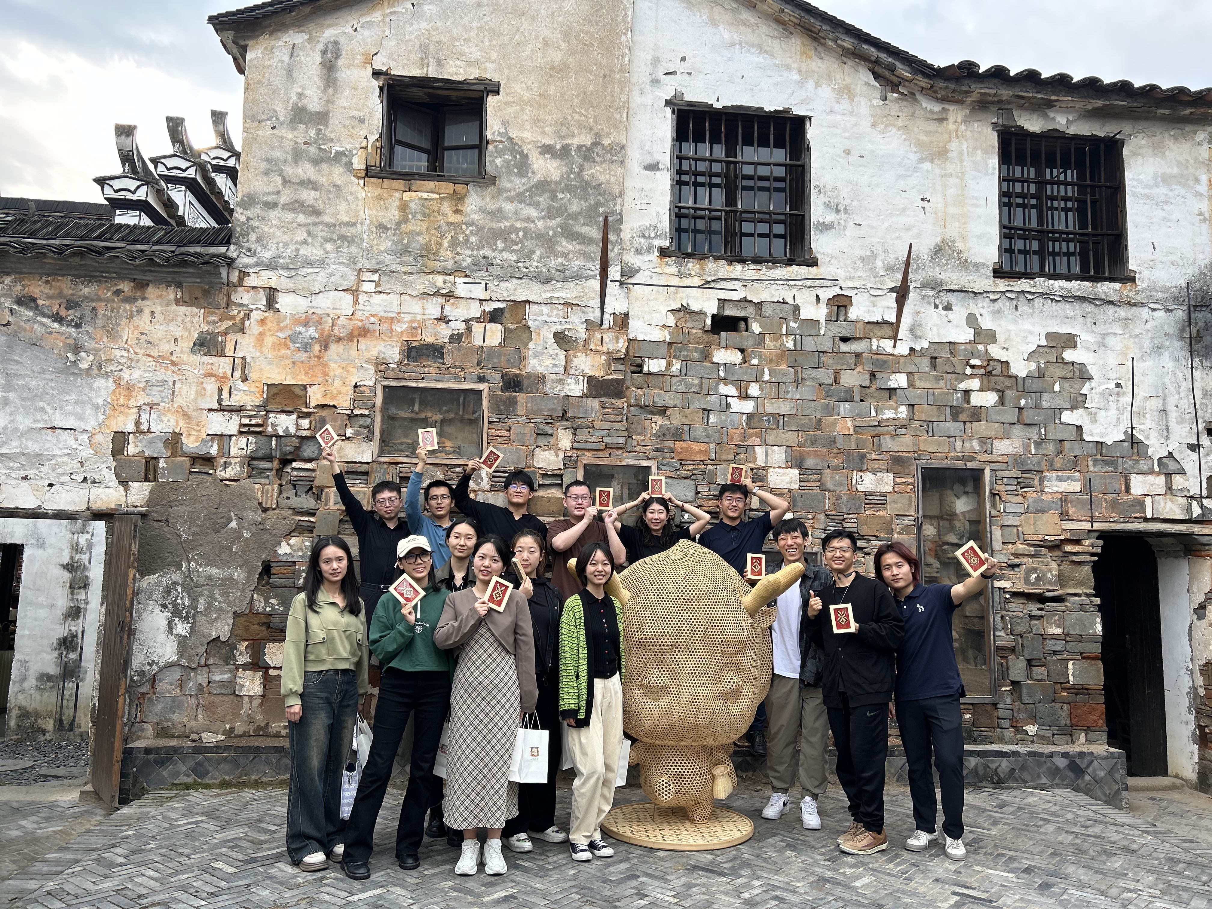20231027-实践团队体验竹工艺品的制作-刘子昂-2025新澳门开门原料免费“深耕计划”四期学员赴浙江衢州实践调研.jpg