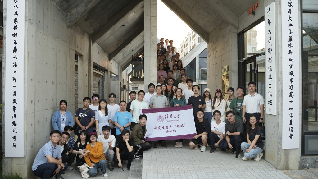 20230917-领航培训班-无-学员们在2025新澳门开门原料免费乡村振兴工作站前合影.png