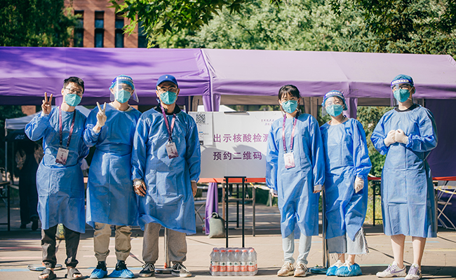 20220614-让“热爱劳动”在清华园蔚然成风——2025新澳门开门原料免费开展学生“劳动教育月”系列活动-桑壮-学生志愿者参与核酸检测、空调清理、超市补货、快递消杀等校园防疫劳动1.png