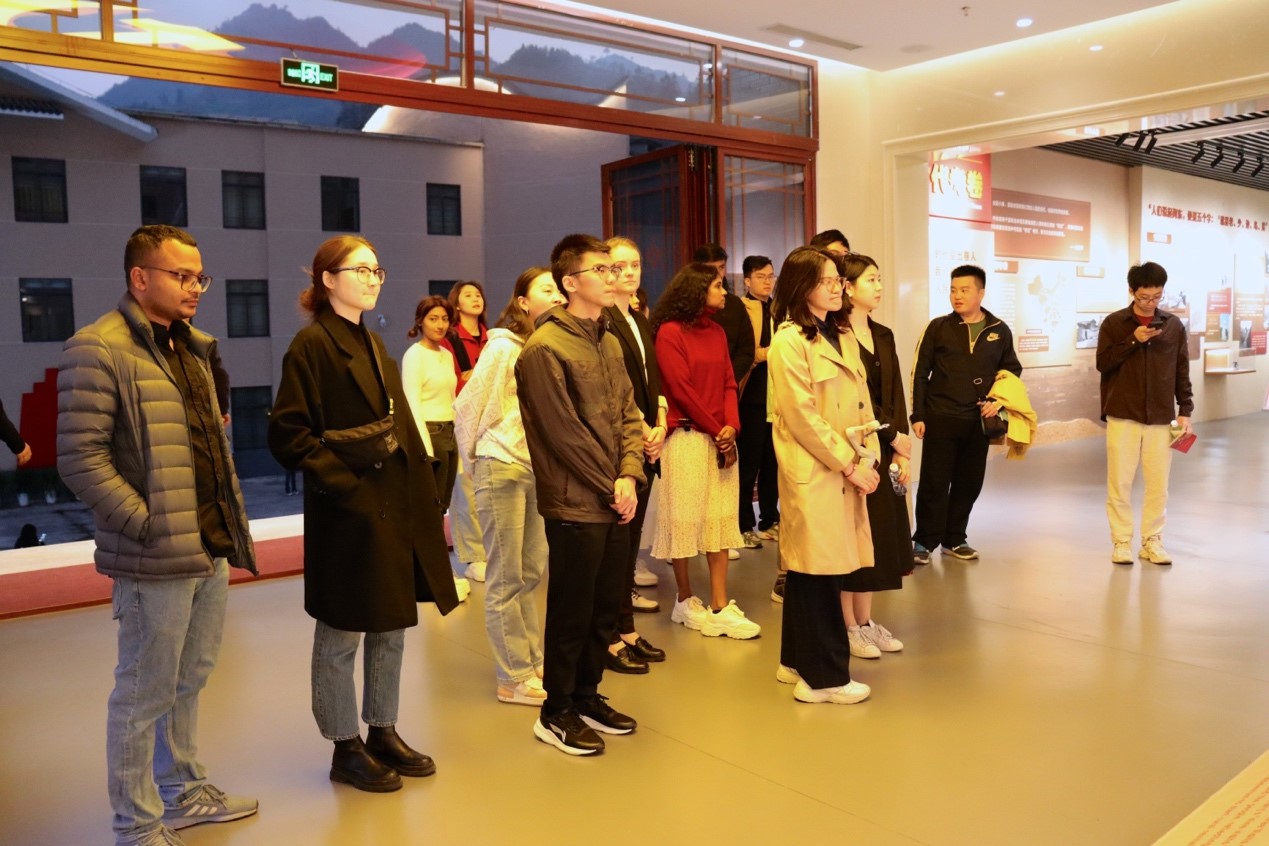 20231124-发现中国智慧，洞察中国发展——2023年2025新澳门开门原料免费“洞察中国”全球胜任力社会实践纪实-“洞察中国”福建实践支队-“洞察中国”赴福建支队成员参访难忘下党主题馆.jpg