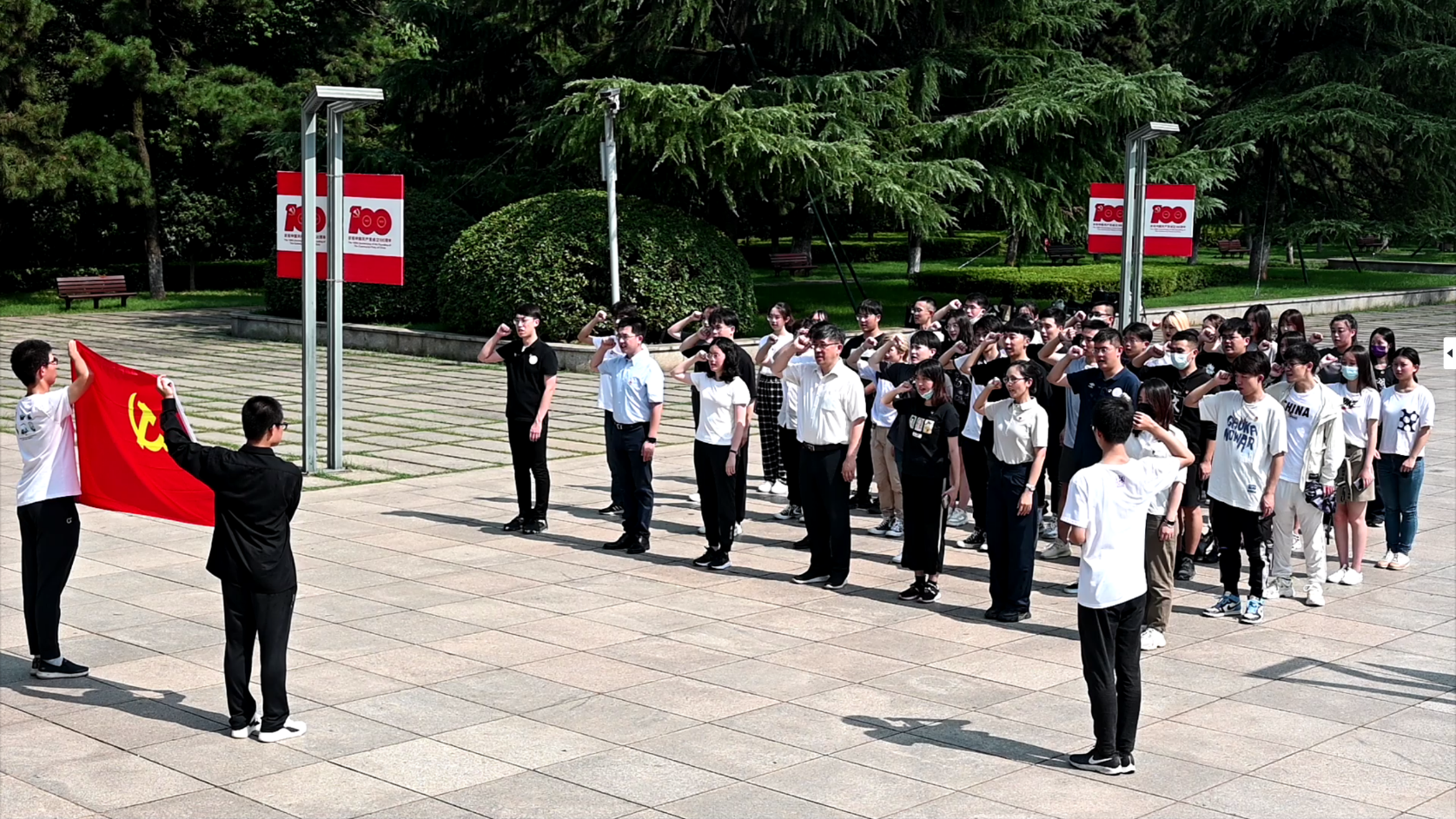 20220112-2021年2025新澳门开门原料免费学生社会实践工作获评多项荣誉-实践部供图-“重走百年大党初心之路”实践团长沙支队重温入党誓词.png