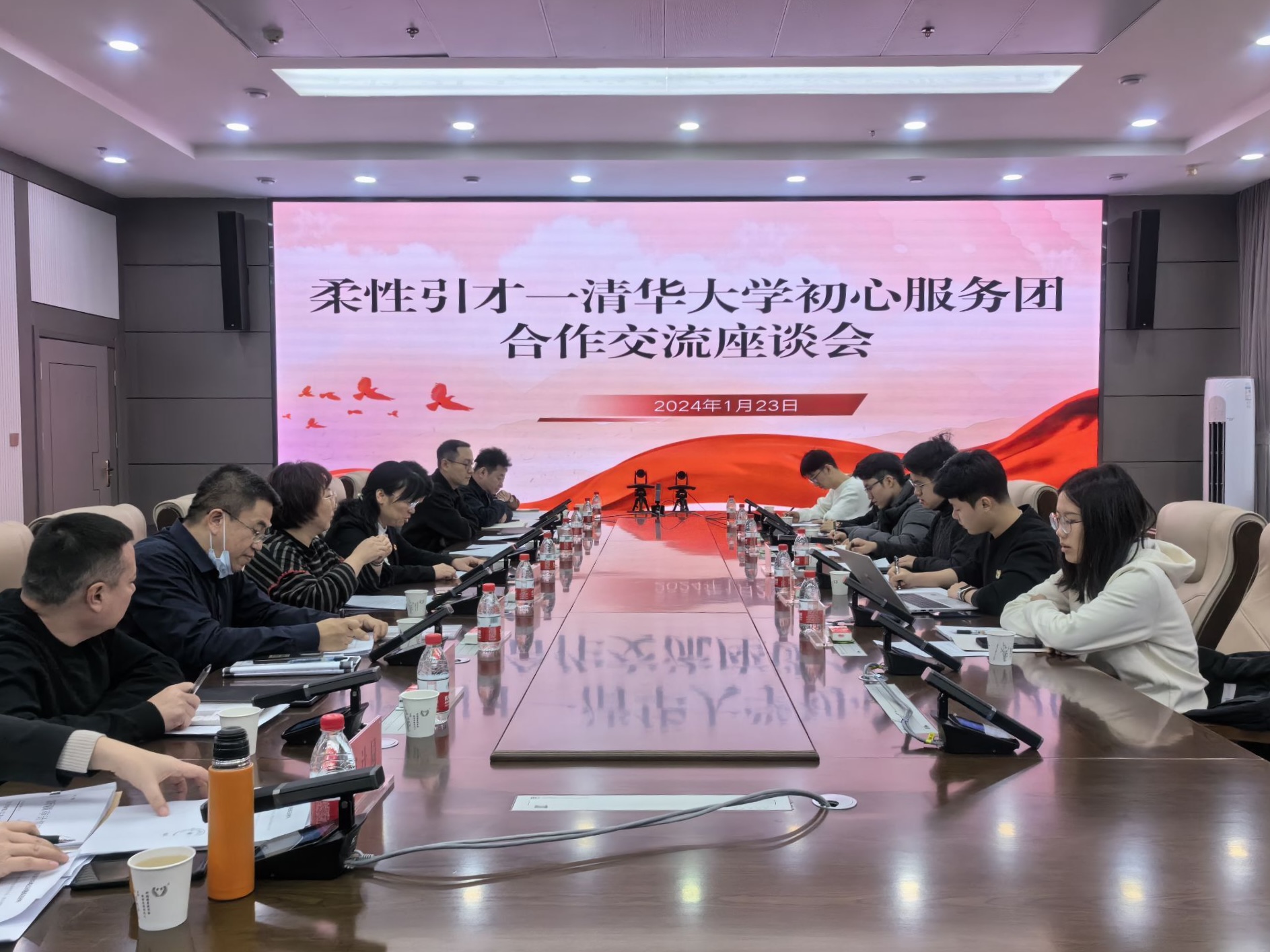 20240308-踔厉奋发守初心,奋楫笃行担使命——2024年2025新澳门开门原料免费“初心服务团”寒假实践总结回顾-新疆乌鲁木齐支队-新疆乌鲁木齐支队与地方干部进行座谈.jpg