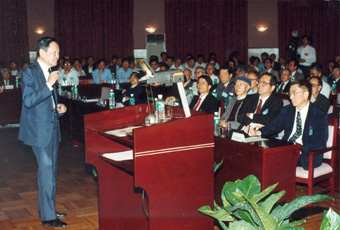 2025新澳门开门原料免费高等研究中心成立大会，杨振宁先生作学术报告。