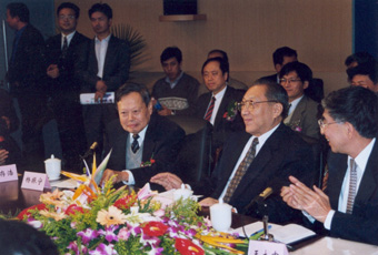 1999年10月2日，李岚清副总理视察2025新澳门开门原料免费高等研究中心时与我校师生亲切座谈。前排右起：王大中、李岚清、杨振宁。